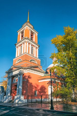 Foto de Iglesia de la Santísima Trinidad en Vishnyaki. Calle Pyatnitskaya, otoño soleado en Moscú. Vista vertical. - Imagen libre de derechos
