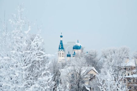 Foto de El templo con cúpulas azules. Antiguo templo cristiano en el día de invierno. St. Catedral de Basilio en el centro histórico de Gatchina. Rusia. - Imagen libre de derechos
