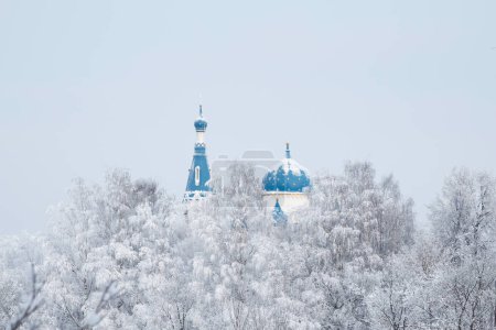 Foto de Templo cristiano con cúpulas azules. Antiguo templo cristiano en el día de invierno. St. Catedral de Basilio en el centro histórico de Gatchina. Rusia. - Imagen libre de derechos