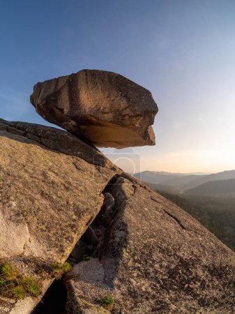 Riesiger Balancierfelsen über der Klippe. Ein natürliches geologisches Phänomen, das am westlichen Sayan gefunden wurde. Naturpark Ergaki. Region Krasnojarsk. Russland. Vertikale Ansicht. 