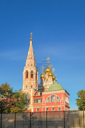 Vieille église lumineuse de la Sainte Trinité à Vishnyaki. rue Pyatnitskaïa, automne ensoleillé à Moscou. Vue verticale.