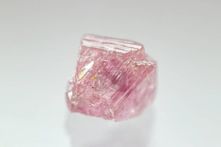 Foto de Primeros planos color raro áspero sin cortar cristal de diamante rosa - Imagen libre de derechos