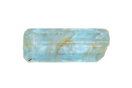 Téléchargez les photos : Cristal naturel brut de pierre gemme d'aigue-marine (groupe béryle) sur fond blanc - en image libre de droit