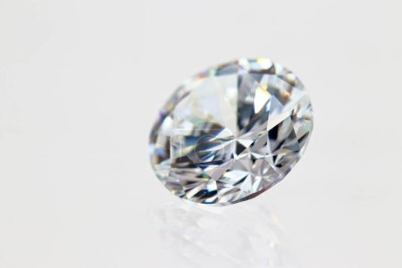 Nahaufnahme rund geschliffener Zirkonia (CZ) Diamant-Simulant auf weißem Hintergrund (Foto) 