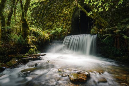 Un ruisseau canalisé sous une route émerge dans une petite cascade dans les montagnes Courel Géoparc de l'Unesco en Lugo Galice