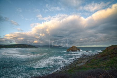 Paisaje nublado matutino sobre Penafurada en la costa de Loiba Ortigueira Coruña Lugo Galicia