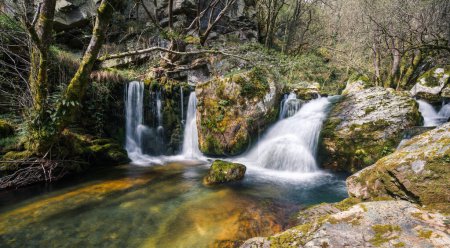 Tres pequeñas cascadas alimentan un charco de aguas turquesas en el Geoparque de la Unesco en Lugo Galicia