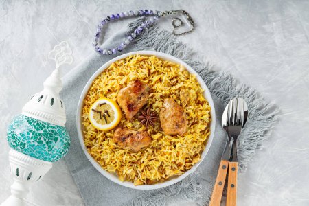 Arroz Biryani de pollo paquistaní e indio con especias en la placa blanca, comida Ramadán