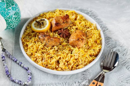 Arroz Biryani de pollo paquistaní e indio con especias en la placa blanca, comida Ramadán