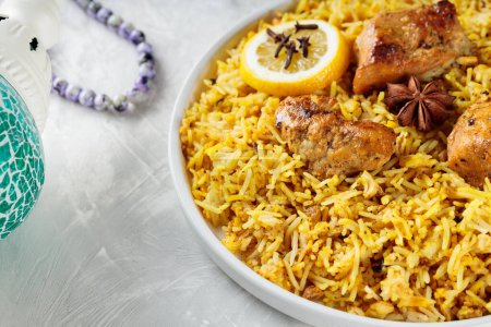 Riz Biryani au poulet pakistanais et indien avec des épices sur plaque blanche, Ramadan Food