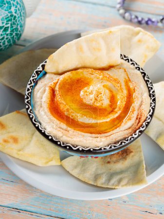 Hummus Trempette avec pain Pita sur plaque, concept alimentaire végétarien Ramadan