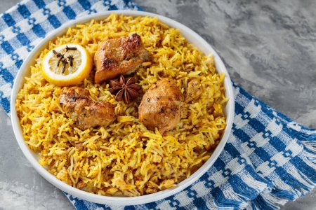 Biryani de pollo de plato indio con arroz basmati en placa blanca, primer plano