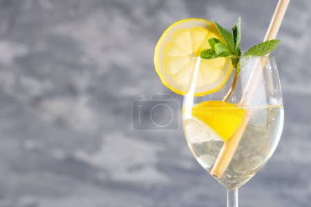 Téléchargez les photos : Cocktail Hugo Spritz à base de vin mousseux, citron, menthe et sirop de sureau - en image libre de droit