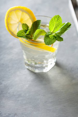 Hausgemachte Limonade mit natürlichen Zutaten für den Sommer, Copy Space