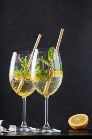 Hugo Spritz Cocktail mit Minze, Zitrone und Holunderblütenlikör, Trendgetränk Spritz