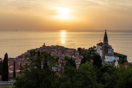 Téléchargez les photos : Coucher de soleil sur la ville de Piran - Slovénie. - en image libre de droit