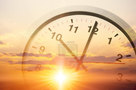 Foto de Cielo del amanecer con esfera de reloj para comenzar el concepto de horas del día - Imagen libre de derechos