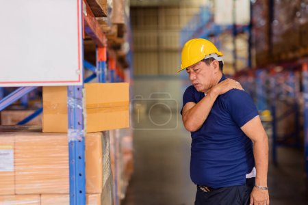 travailleur d'entrepôt dos épaule douleurs musculaires blessures de levage lourd travail acharné.