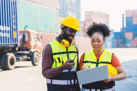 Afrikanisches schwarzes Arbeiterpaar coworking Team zusammen bei Hafen Frachtschifffahrt Industrie Verladung Containerwerft