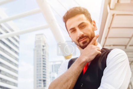 Foto de Retrato feliz sonrisa hispano latino negocios joven inteligente look guapo acción modelo primer plano al aire libre - Imagen libre de derechos