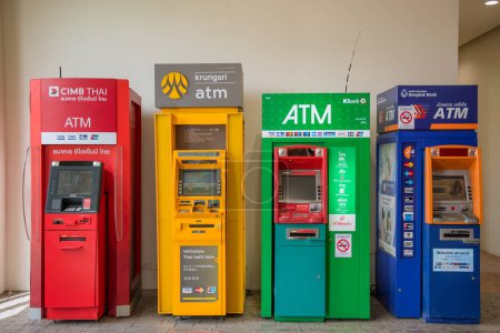 Foto de Automated Teller Machines (ATM) money service diferentes colores y marcas de bancos tailandeses, Bangkok, Tailandia, 28 Noviembre 2022. - Imagen libre de derechos