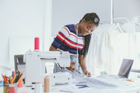 Foto de Africano negro mujer ropa diseñador traje artista feliz trabajo en ropa a medida estudio - Imagen libre de derechos