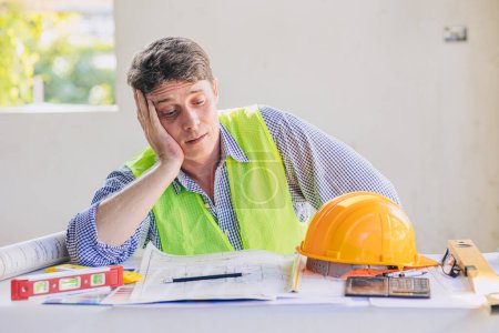 Téléchargez les photos : Les ingénieurs en construction se sentent ennuyeux fatigués épuisés par la surcharge de travail et les projets de construction problème - en image libre de droit
