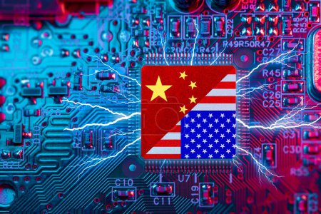 Foto de Bandera de EE.UU. y China en la CPU de la computadora. Chip War Crisis, Global semiconductor technology factory fighting supply battle over chips manufacturing USA and China. - Imagen libre de derechos