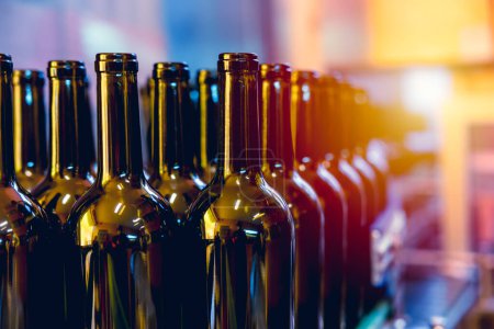 Botella de vino en la línea de producción de la fábrica de bebidas de la bodega para el producto de la bebida en la cinta transportadora.