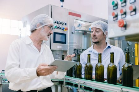 Winzer professionelle Standard-Offiziere arbeiten chek Hygienequalität der Getränkeherstellung in Linie Getränkefabrik