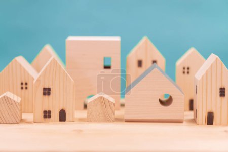 Téléchargez les photos : Village maison chiffre en bois pour le concept de la ville. Petite maison modèle en bois pour le fond - en image libre de droit