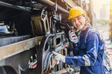 Ingeniera mujer trabajadora en talleres de reparación de locomotoras diesel Happy smiling