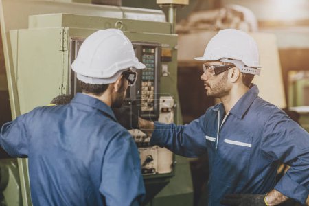 Téléchargez les photos : Ingénieur mécanicien équipe formation du personnel fonctionnent tour fraisage machine CNC dans l'usine de métal. - en image libre de droit