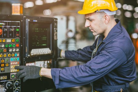 Kaukasische Ingenieur männliche Fähigkeiten Arbeiter arbeiten CNC-Drehmaschine in Metallfabrik zu bedienen.