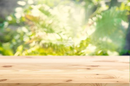 Téléchargez les photos : Blur Green Plant Garden Nature avec plancher en bois vide Premier plan pour Eco Produits Publicité Montage Arrière-plan. - en image libre de droit