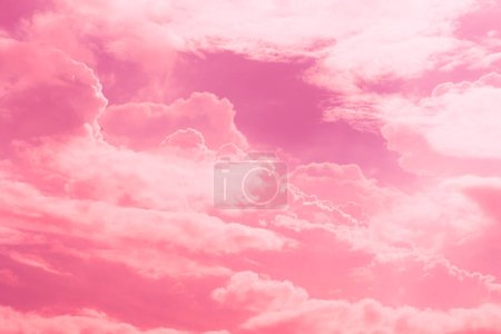 Rosa Wolken am Himmel. Himmel Ort der süßen Liebe rosa roten Farbton für Hochzeitskarte Hintergrund.