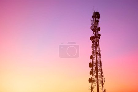 4G oder 5G digitale Daten Telekommunikationsturm Netzwerk Handy-Zelle Website mit leerem Abendhimmel Kopierraum für Text, Kommunikation Internet-Infrastruktur-Technologie.