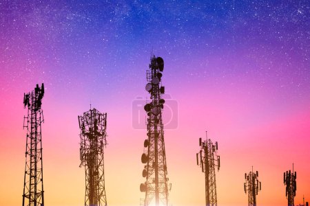 Kommunikationstürme am Abendhimmel versorgen 4G- und 5G-Netzwerke. Silhouette einer Netzwerkzelle vor lebendigem Morgenhimmel.