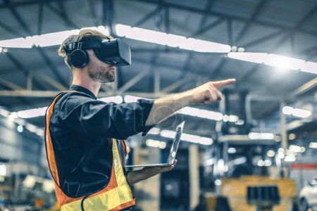 Téléchargez les photos : Ingénieur masculin utilisant la technologie de réalité virtuelle VR dans une usine d'entrepôt moderne nouvelle ingénierie d'innovation - en image libre de droit