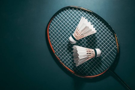 Téléchargez les photos : Badminton shuttlecock avec raquettes sur la décoration du terrain pour compétitif haute performance en intérieur sport jeu tournoi équipements de match copier l'espace - en image libre de droit