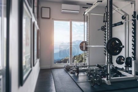 Téléchargez les photos : Confortable salle de gym personnelle sport fitness salle de musculation avec de belles fenêtres de montagne vue sur la nature - en image libre de droit