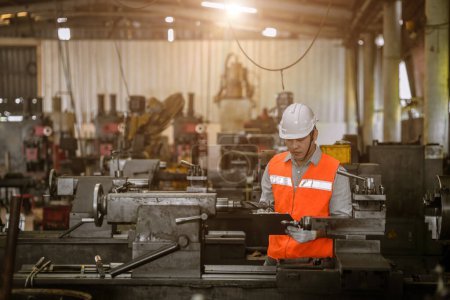 asiatische Ingenieur männliche Arbeiter arbeiten in Schwermetall-Maschine Fräsfabrik