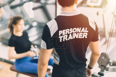 Foto de Entrenador personal en el club deportivo Fitness Gym para el asistente del programa de clases de levantamiento de pesas - Imagen libre de derechos