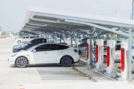 Téléchargez les photos : Tesla EV recharge de voiture à Tesla Supercharger 250 kW quai batterie service de stationnement station de charge rapide à Bangkok, THAÏLANDE, Novembre 09 2023. - en image libre de droit