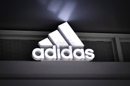 Téléchargez les photos : Logo de la marque Adidas sur le magasin adidas vêtements et accessoires de mode sport. Adidas société allemande premier sport d'athlète. 9 November 2023, Bangkok, THAÏLANDE. - en image libre de droit