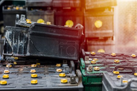 Peligro de batería. Montón de baterías de coches usados antiguos residuos tóxicos químicos plomo fugas impacto naturaleza no reciclado.
