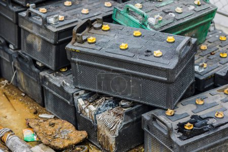Desperdicio. Montón de baterías de coches usados antiguos residuos tóxicos químicos plomo fugas impacto naturaleza no reciclado.