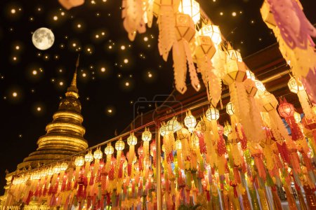 Laternenfest in Lamphun Menschen hängen bunte Laternen am Wat Phra That Hariphunchai Tempel Vollmond