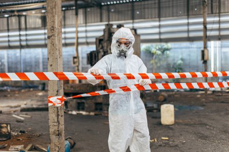 Sicherheitsteam für das Leck von giftigen Chemikalien arbeitet im geschlossenen Bereich der gefährdeten Fabrikhalle