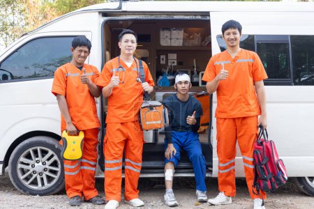 Sanitäter Mobile Auto Medizinisches Notfallteam Erfolg retten Menschen Leben am Unfallort glückliches Zusammenspiel